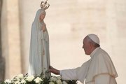 Francisco ya ha venerado en el Vaticano la imagen peregrina de Fátima.