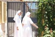Las hermanas salesias señalan el lugar por donde el ladrón entró