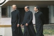 Imagen de 1974 en la que se ve de izquierda a derecha al beato Álvaro del Portillo, san Josemaría y Javier Echevarría