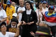 Asistentes a un encuentro de oración por Venezuela... el Papa y los obispos la solicitan con insistencia