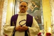 Fiorenzo Castorre, el exorcista de la basílica de San Vicinio, con la cadena del santo, su detector de demonios, dice
