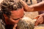 La célebre escena de Ben Hur, de William Wyler (1959), en la que Jesús se apiada de Charlton Heston y le da de beber un agua que también le transforma interiormente.