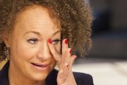 A Rachel Dolezal no le ha valido SENTIRSE negra para que, en los platós, presentadores y público le espeten que ES blanca.