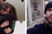 A la izquierda, Pampliega tras su llegada a España una vez liberado. A la derecha, en la ciudad de Qaraqosh, Irak