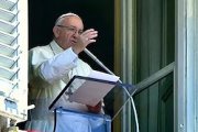 Tras el rezo del Angelus, el Papa encomendó a la Reina de la Paz a los pueblos que sufren calamidades naturales o conflictos sociales.
