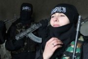 Una joven ataviada como yihadista en propaganda de Estado Islámico... pero prometen huríes en el Cielo