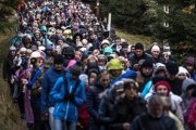 Una multitud de polacos se dirige a la frontera con República Checa para rezar el Rosario / Foto- The New York Times