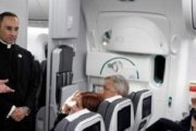 El Papa, atendiendo a los periodistas en el avión de vuelta a Roma
