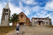 Una mujer camina hacia la iglesia en Dajç (Albania). Foto: Carminemeo.com