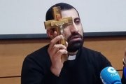 El padre Naim, sacerdote iraquí, muestra las dos "armas" con las que se enfrentan los cristianos al yihadismo