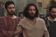 Jesucristo, expulsado de la sinagoga de Nazaret, en una escena de 'The Chosen'.