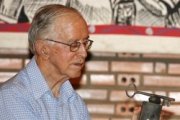 El obispo misionero Casaldáliga al recibir el Premio Internacional Cataluña en 2006, de la Generalitat