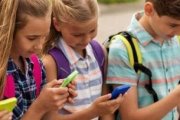 Cada vez los niños disponen antes de teléfonos móviles y de tabletas. Nacho Calderón explica sus consecuencias