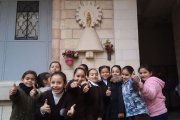 Alumnas cristianas y musulmanas juntas delante de la imagen del Pilar presente en el patio del colegio / Javier Lozano