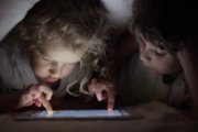 Uno de los consejos que los pediatras dan a los padres es que los niños no tengan los dispositivos en sus habitaciones