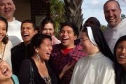 Un chiste puede ayudar a llamar la atención, despertar a la feligresía y crear lazos de amistad