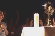 En algunos lugares la adoración eucarística se ha convertido en un importante elemento evangelizador entre los jóvenes
