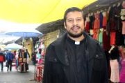 El padre Gabriel, en el barrio de La Merced de Ciudad de México, con una pastoral tienda a tienda