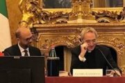 El arzobispo Georg Ganswein al presentar  en Roma el libro La Opción Benedicto, de Rod Dreher
