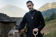 El padre Raffaele vive en los Alpes a una ermita situada a más de 1.000 metros de altura, e incluso recibe visitas de un oso que habita en la zona