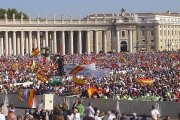 Miles de españoles llenaron la Plaza de San Pedro durante la enorme ceremonia beatificación que se produjo en 2007