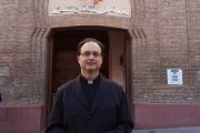 El padre José Manuel Horcajo, párroco de San Ramón Nonato de Vallecas (Madrid) tuvo como primera decisión abrir todo el día las puertas del templo de par en par / J.L.