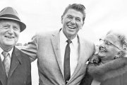 Ronald Reagan, en el centro de la imagen, junto a sus suegros Loyal y Edith