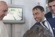Un periodista árabe muestra al Papa un recuerdo de su paso por Abudabi en el vuelo de vuelta a Roma