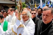 El padre Ortiz, con gafas de sol, tras el cardenal, recorrió las calles junto al nuncio, el obispo Baéz y otros religiosos para evitar una matanza de Ortega