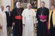 El Papa Francisco posa con miembros de la Pontificia Comisión para la Protección de Menores, con miembros de todo el mundo
