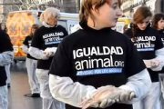 Activistas por la «igualdad animal» muestran cadáveres durante una concentración en Madrid. Fuente: Youtube.