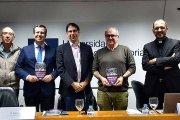 De izquierda a derecha, el editor Enrique Chuvieco, Álex Rosal, director de ReL, Isidro Catela, el autor del libro, Luis Javier Moxó, y el sacedote Josetxo Vera.
