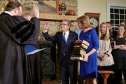 Mike Dewine, jurando el cargo ante su hijo juez de la Corte Suprema de Ohio, y ante las 9 biblias que sujeta su mujer