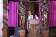 La confesión sacramental no se puede revelar nunca, pero en el secreto profesional -fuera de la confesión- sí se pueden revelar datos si hay peligro físico o mental grave para alguien