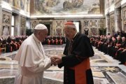 El Papa saluda al cardenal decano antes de pronunciar su discurso a la Curia en el marco de las felicitaciones navideñas / Vatican Media