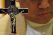 Un sacerdote explica como hace exorcismos por teléfono, a miles de kilómetros, con la ayuda de otro sacerdote sobre el terreno
