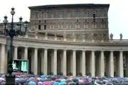Una intensa lluvia pobló de paraguas este domingo la Plaza de San Pedro para el rezo del Angelus.