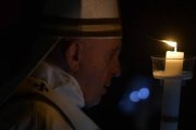 El Papa Francisco durante el lucernario de la Vigilia Pascual que celebró en San Pedro / Vatican Media