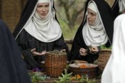 Santa Hildegarda explica sus remedios a sus discípulas en la película de 2009 Visión, que recoge su gran personalidad