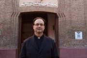 El padre José Manuel Horcajo, párroco de San Ramón Nonato de Vallecas (Madrid) tuvo como primera decisión abrir todo el día las puertas del templo de par en par / J.L.