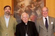 De izquierda a derecha, Álvaro Pérez, de AIN Levante; el cardenal Antonio Cañizares; y Antonio Sáinz de Vicuña, de AIN España