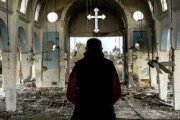 Una iglesia de Siria o Irak destruida por yihadistas de Estado Islámico... millones de cristianos viven bajo amenaza de violencia