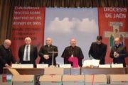 Las cajas con los expedientes sobre los 130 mártires de Jaén, en la clausura del proceso diocesano, con el obispo Amadeo