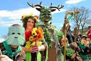 Actores disfrazados en el Festival Green Man en Gales, que existe sólo desde 2003... muchos buscan un pasado pagano que sólo existe en la fantasía new age
