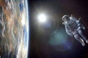 El hombre enfrentado a la inmensidad del universo: una escena de «Gravity» (2013), de Alfonso Cuarón, con George Clooney y Sandra Bullock.