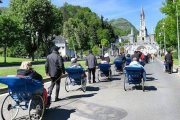 Multitudes de enfermos de toda Europa visitan el Santuario de Lourdes cada año para pedir la intercesión de la Virgen