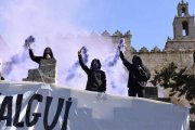 Feministas ante el Monasterio de Sant Cugat el 8 de marzo de 2020, antes de irrumplir con gritos en plena misa