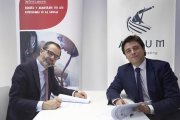 Pablo Siegrist (izquierda), de la Fundación Jérôme Lejeune, junto a Borja Barragán (derecha), fundador de Altum, en la firma del acuerdo
