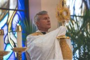 El obispo Joseph Strickland, de la diócesis de Tyler, Texas, ha ordenado mini-procesiones con el Santísimo antes de la fiesta de San José, contra el coronavirus