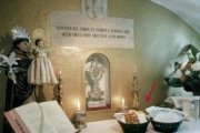En este altar dedicado a San Antonio de Padua en Lisboa se ofrecen las misas por los difuntos en el mes de noviembre